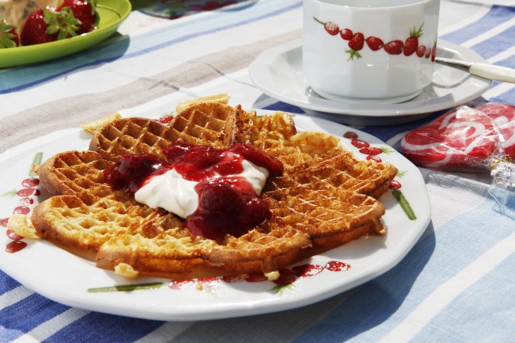 Vaffel med syltetøy og rømme